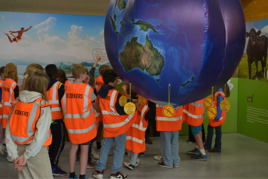 Klasgroep die een bezoek brengt aan het bezoekerscentrum