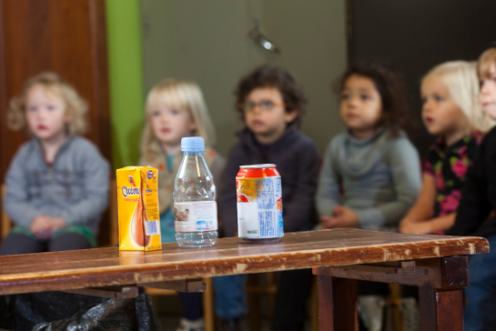 Kleuters die op school deelnemen aan een workshop afval sorteren 