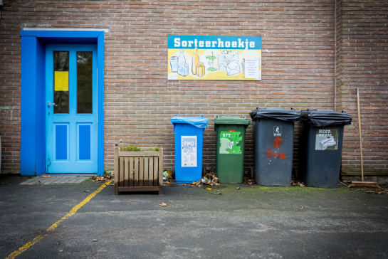 Verschillende afvalbakken op een speelplaats